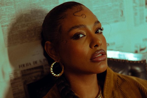 Comment styliser des pantalons carotte pour un look de bureau moderne?